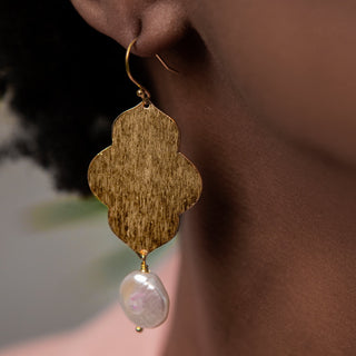 BOLD COIN PEARL EARRING