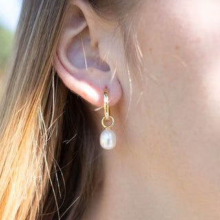 GOLD LIN PEARL HUGGIE CHARM